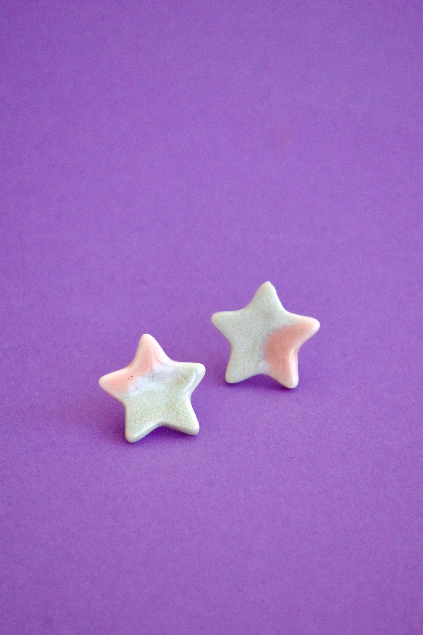 Cercei handmade din porțelan în formă de steluțe roz pastel lucioase, cu tije hipoalergenice.
