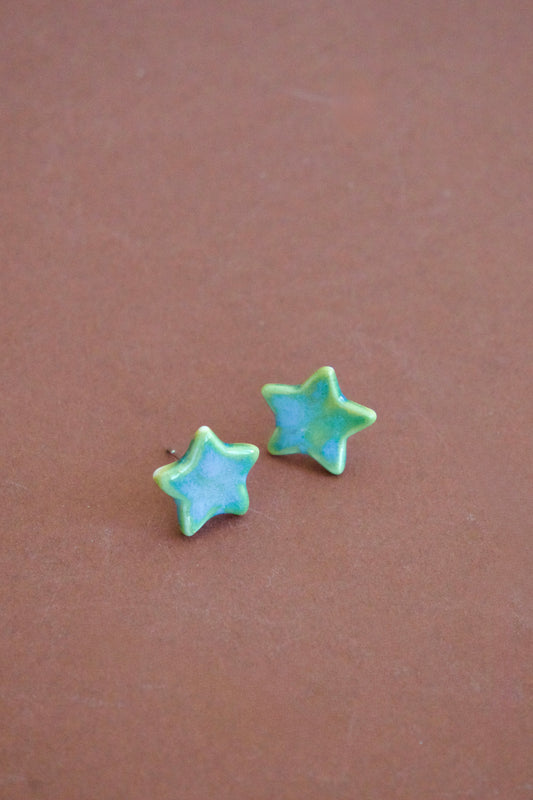 Cercei handmade din porțelan în formă de steluțe verzi cu accente albastre, finisaj lucios, tije hipoalergenice.