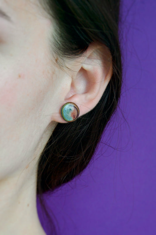 Cercei handmade din porțelan rotunzi cu glazuri picturale în nuanțe oranj și verde, finisaj lucios, tije hipoalergenice.