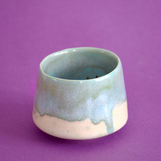 Cană espresso handmade din semi-porțelan, bleu pastel & crem, arsă la 1200°C, volum 100 ml, potrivită pentru espresso, ristretto, macchiato.