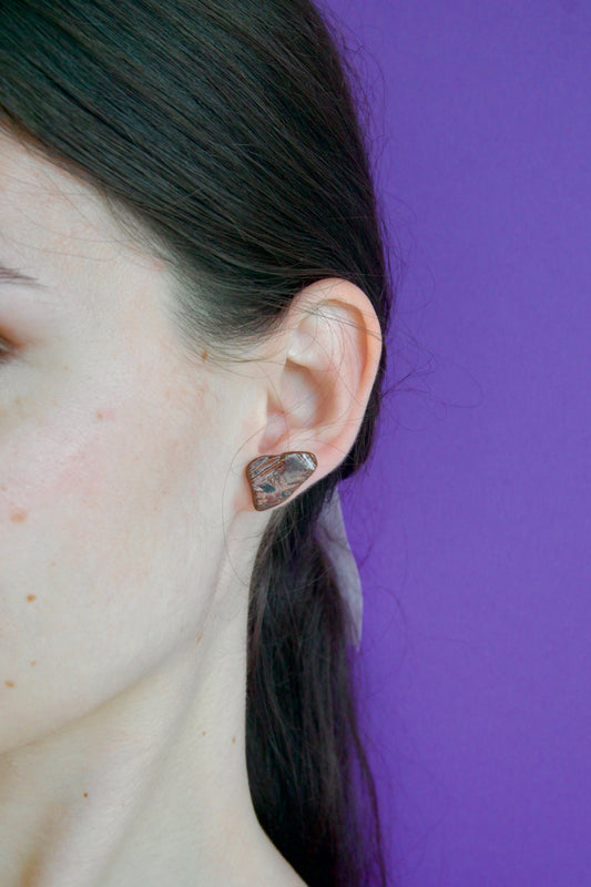 Cercei handmade asimetrici – forme organice maro lucioase, cu tije hipoalergenice.