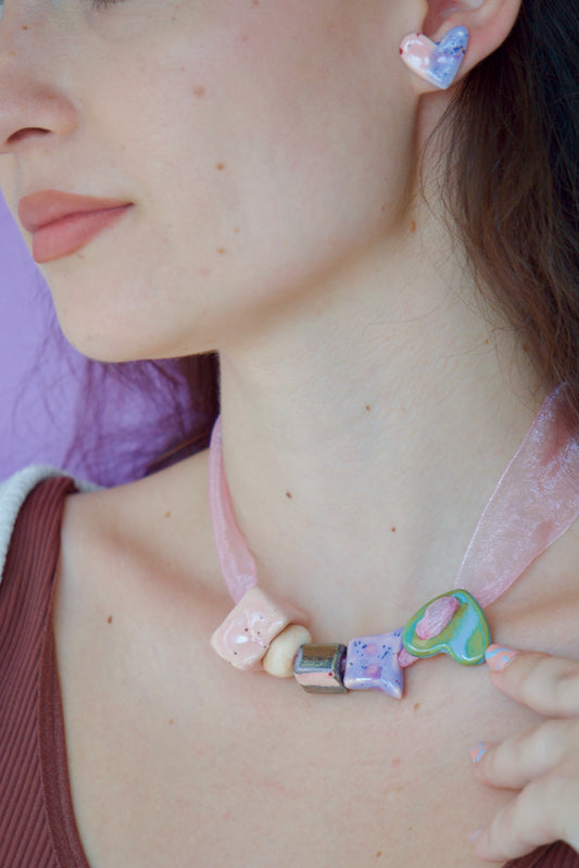 Cercei handmade din ceramica asimetrici – stea pastel și inimă roz-albastru lucios, cu tije hipoalergenice.