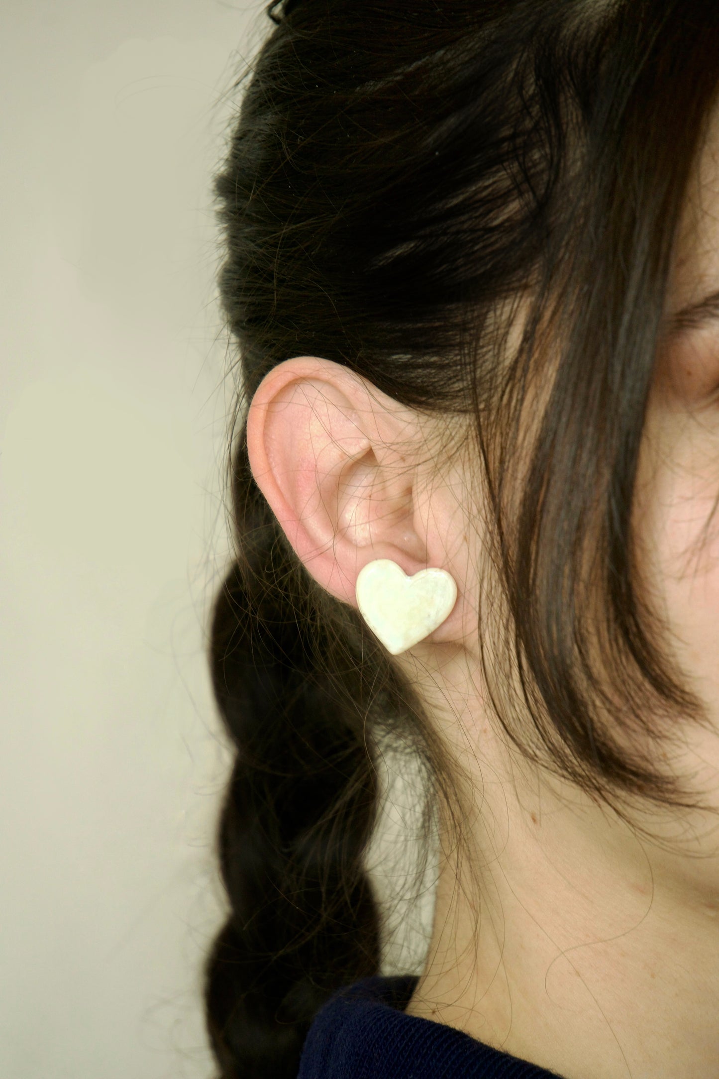 Cercei inimă din porțelan – Alb perlat | Ecluze Studio