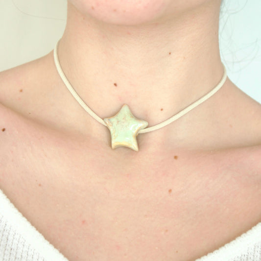 Charm din ceramică – Stea Alb-Crem cu șnur suede bej | Ecluze Studio