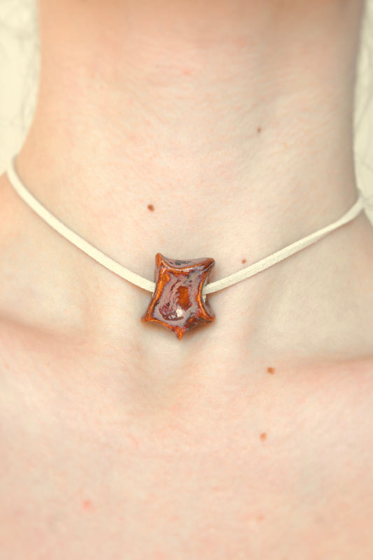 Charm din ceramică – Brun sienna cu șnur suede bej | Ecluze Studio