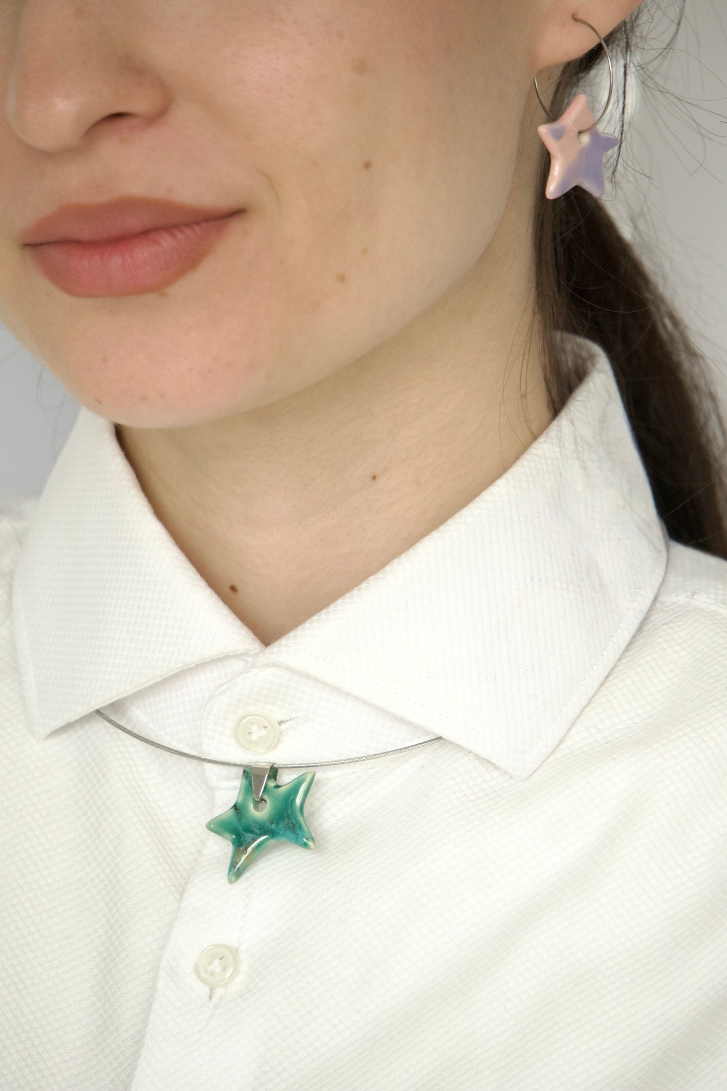 Cercei stea asimetrici – Roz & mov pastel | Ecluze Studio