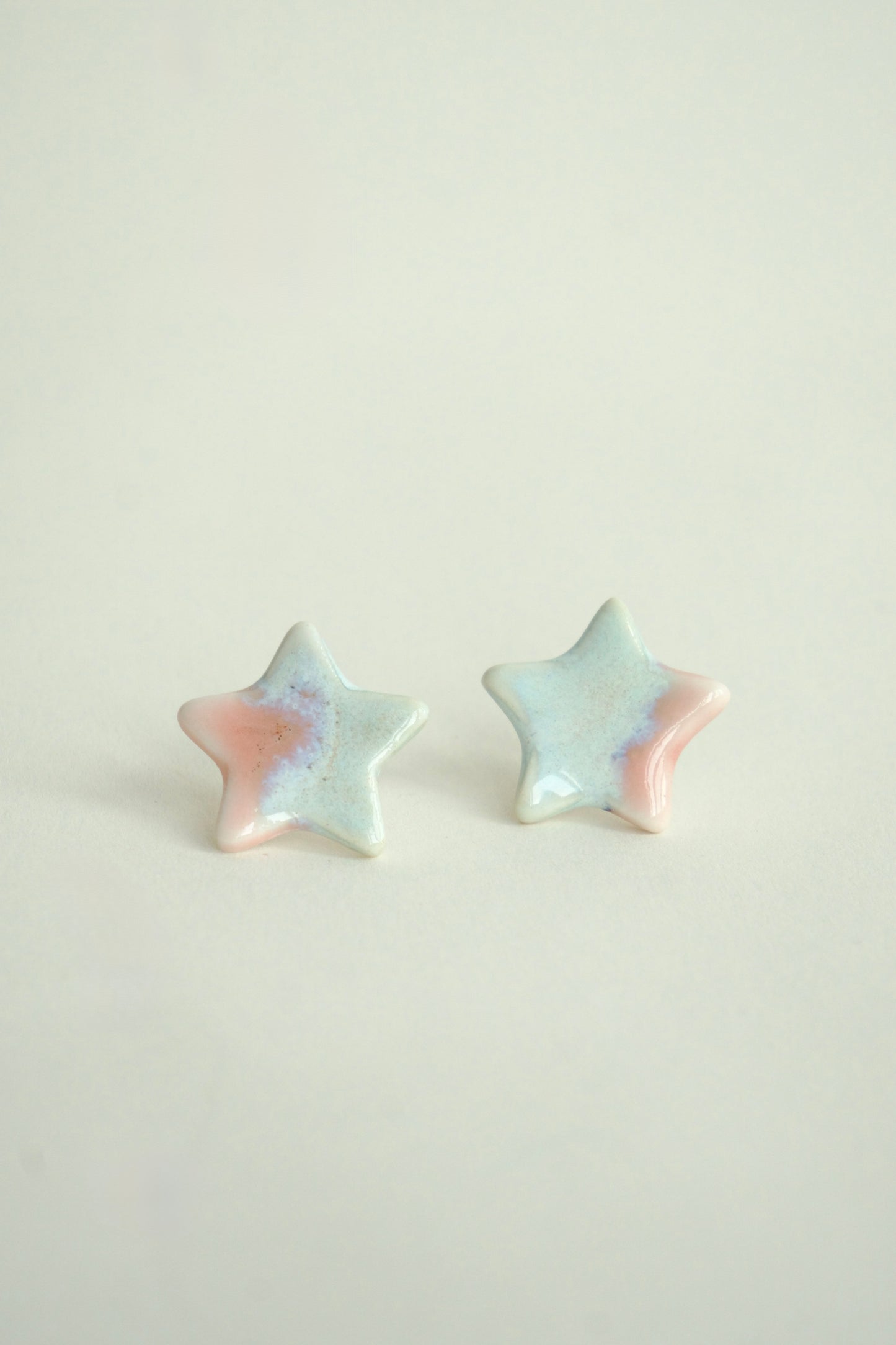 Cercei handmade din porțelan în formă de stea, bleu perlat cu accente coral.