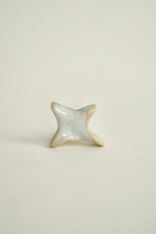 Charm handmade din ceramică în formă de stea alb perlat ideal pentru coliere personalizate.