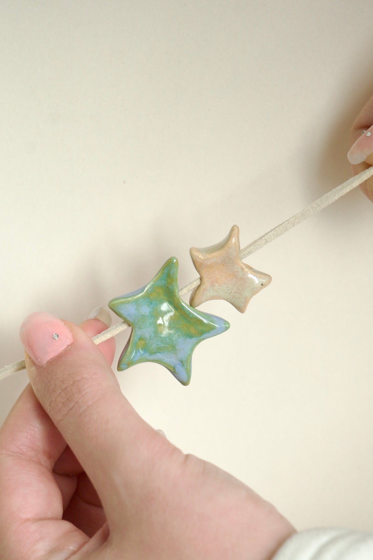 Charm din ceramică – Stea albastru pastel cu șnur suede bej | Ecluze Studio