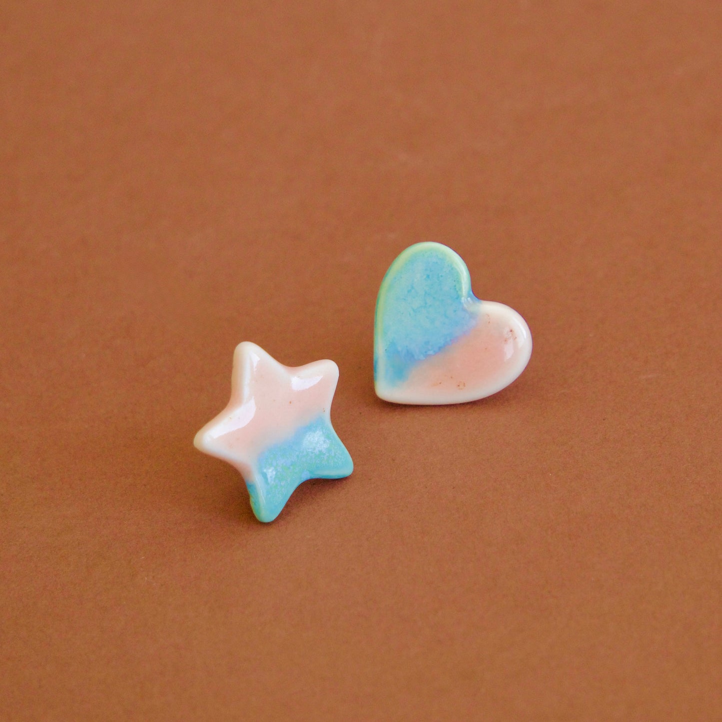 Cercei asimetrici din porțelan – Bleu Ciel & Coral | Ecluze Studio