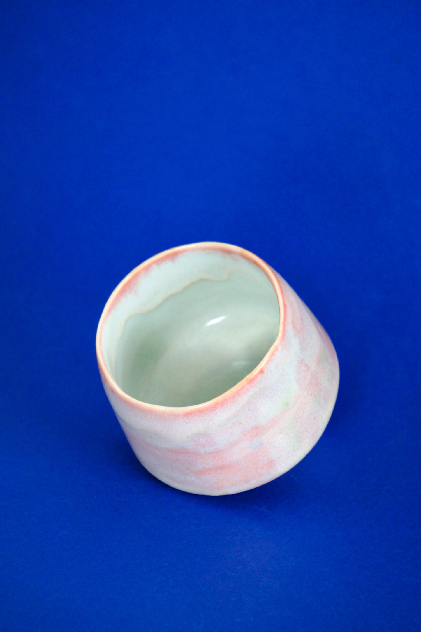 Cană espresso handmade din semiportelan, verde pastel cu interior glazurat complet.