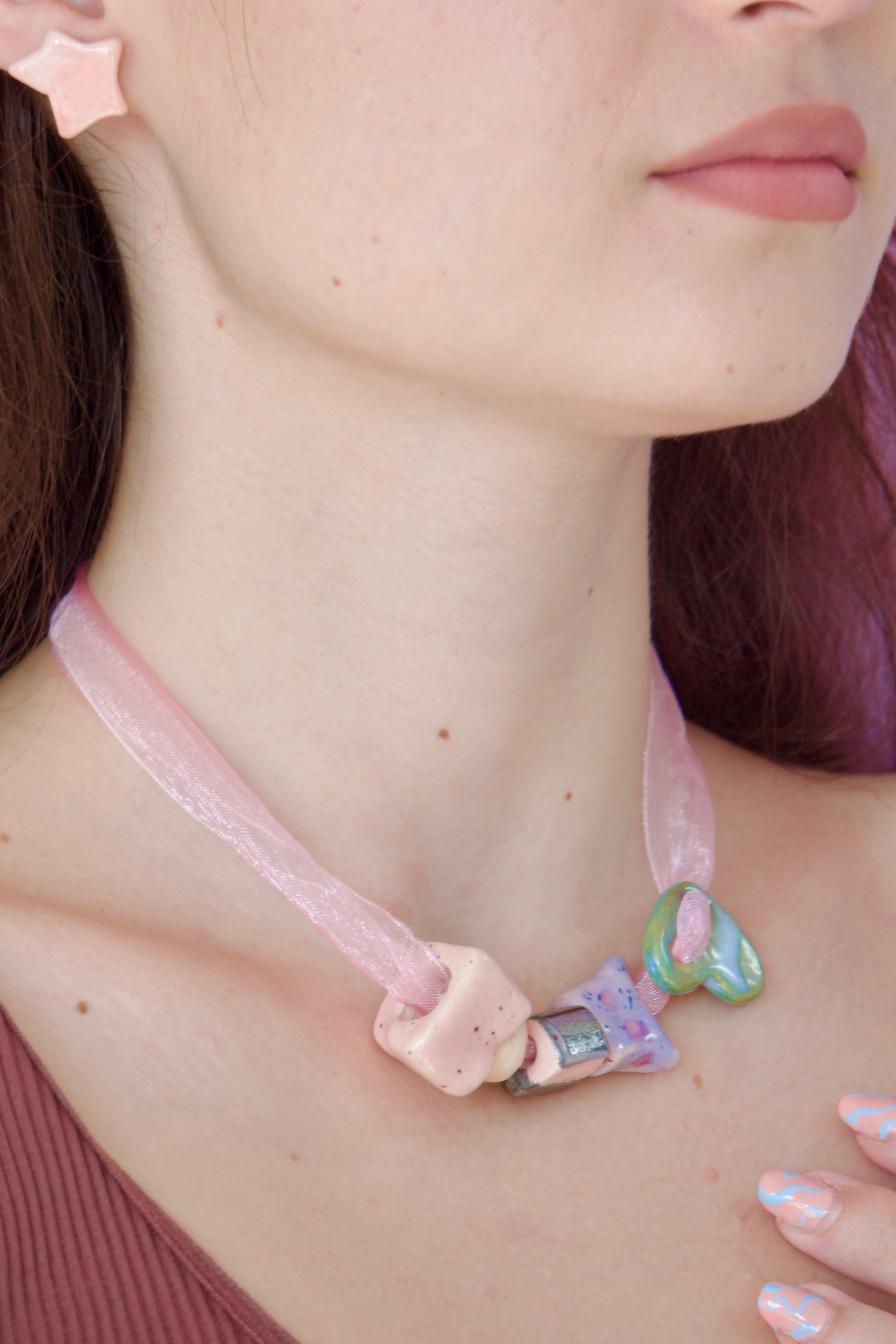 Cercei handmade din ceramica asimetrici – stea pastel și inimă roz-albastru lucios, cu tije hipoalergenice.