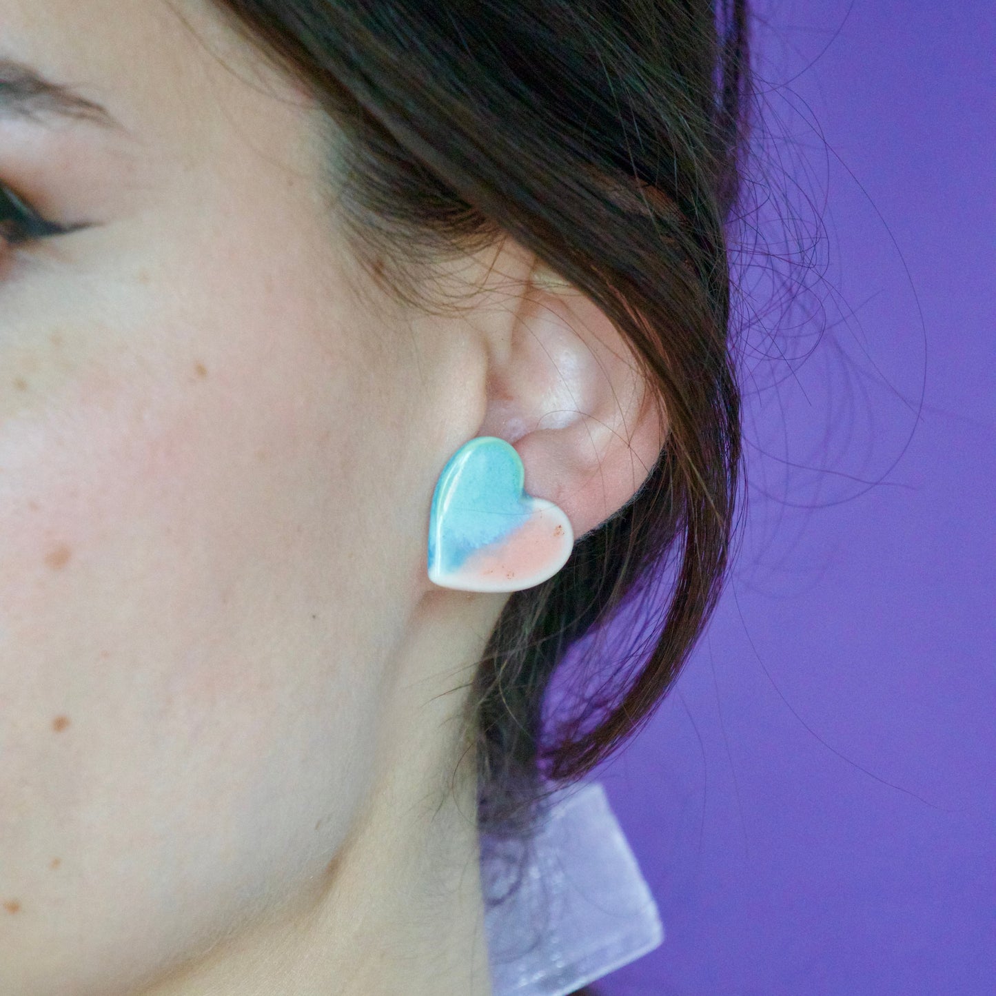 Cercei asimetrici din porțelan – Bleu Ciel & Coral | Ecluze Studio