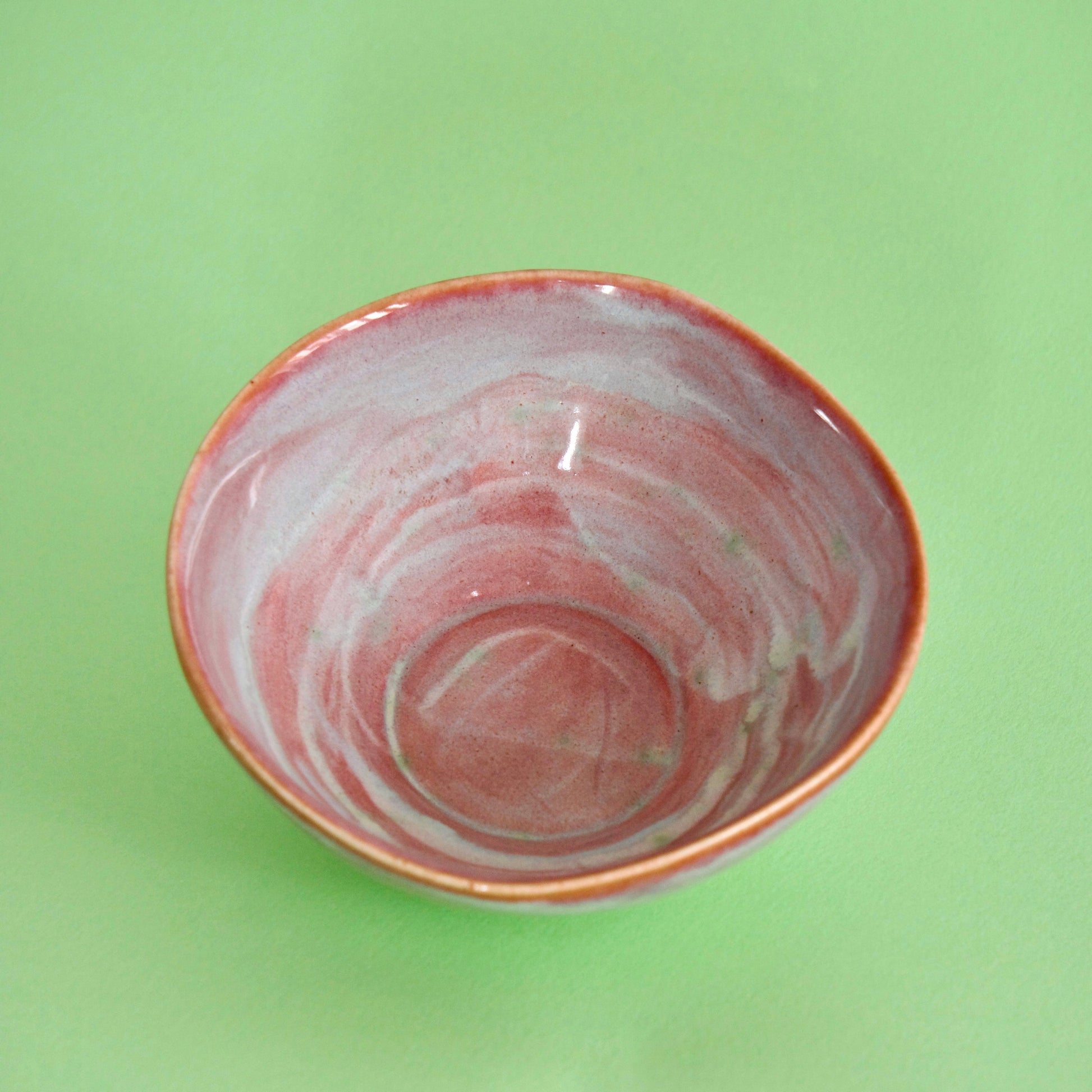 Bol din ceramică roz handmade cu glazură lucioasă pe fundal verde – Ecluze Studio.