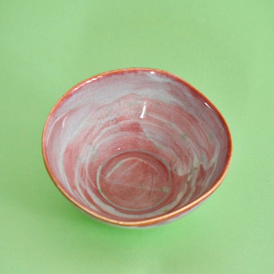 Bol din ceramică roz handmade cu glazură lucioasă pe fundal verde – Ecluze Studio.