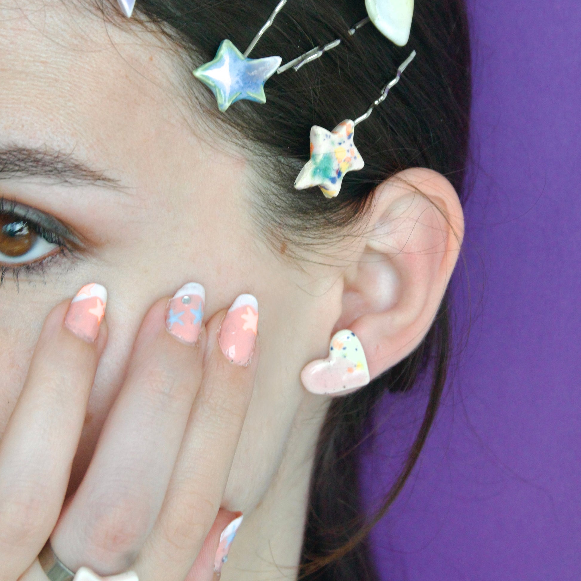 Cercei handmade din ceramică în formă de inimioare coral rosé cu accente multicolore, finisaj lucios, tije hipoalergenice.