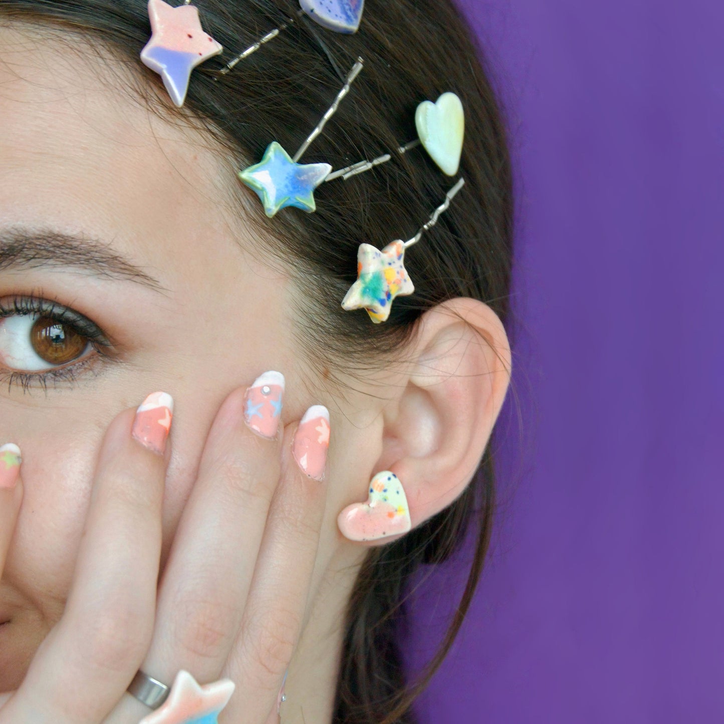 Cercei handmade din ceramică în formă de inimioare coral rosé cu accente multicolore, finisaj lucios, tije hipoalergenice.