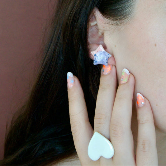 Cercei asimetrici din ceramică – Stea și inimă pastel | Ecluze Studio