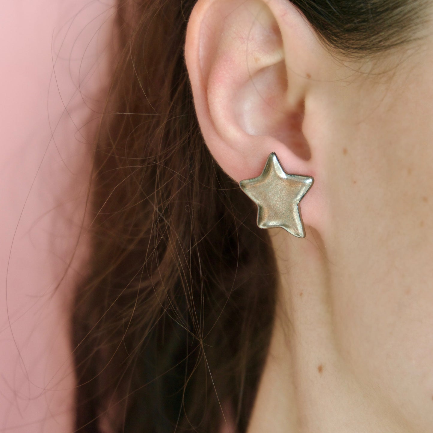 Cercei handmade din ceramica, gri metalic, finisaj lucios, cu tije hipoalergenice. 