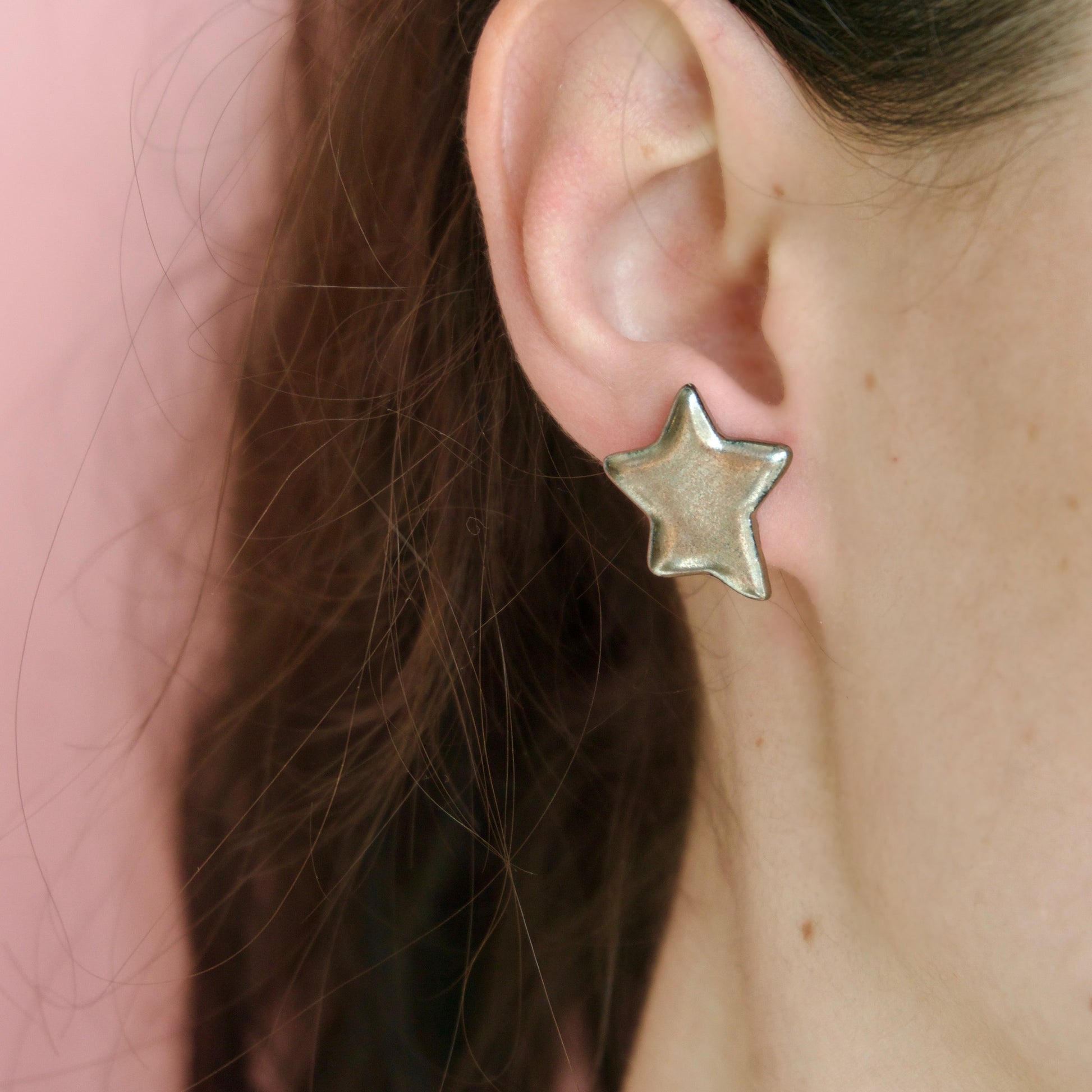 Cercei handmade din ceramica, gri metalic, finisaj lucios, cu tije hipoalergenice. 