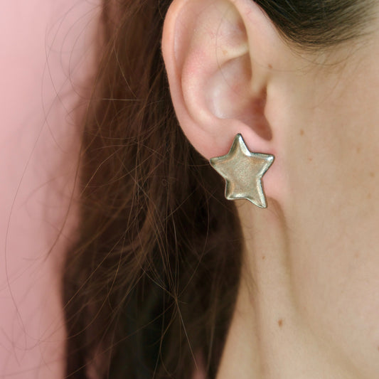 Cercei handmade din ceramica, gri metalic, finisaj lucios, cu tije hipoalergenice. 