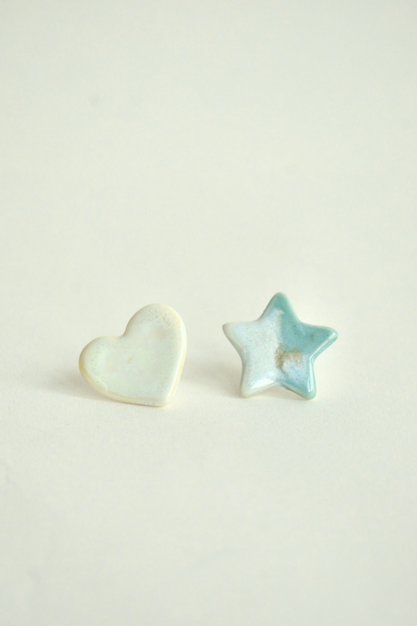 Cercei asimetrici – Alb & bleu pastel | Ecluze Studio