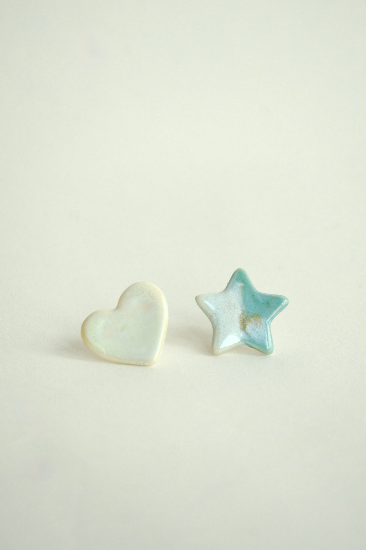 Cercei asimetrici – Alb & bleu pastel | Ecluze Studio