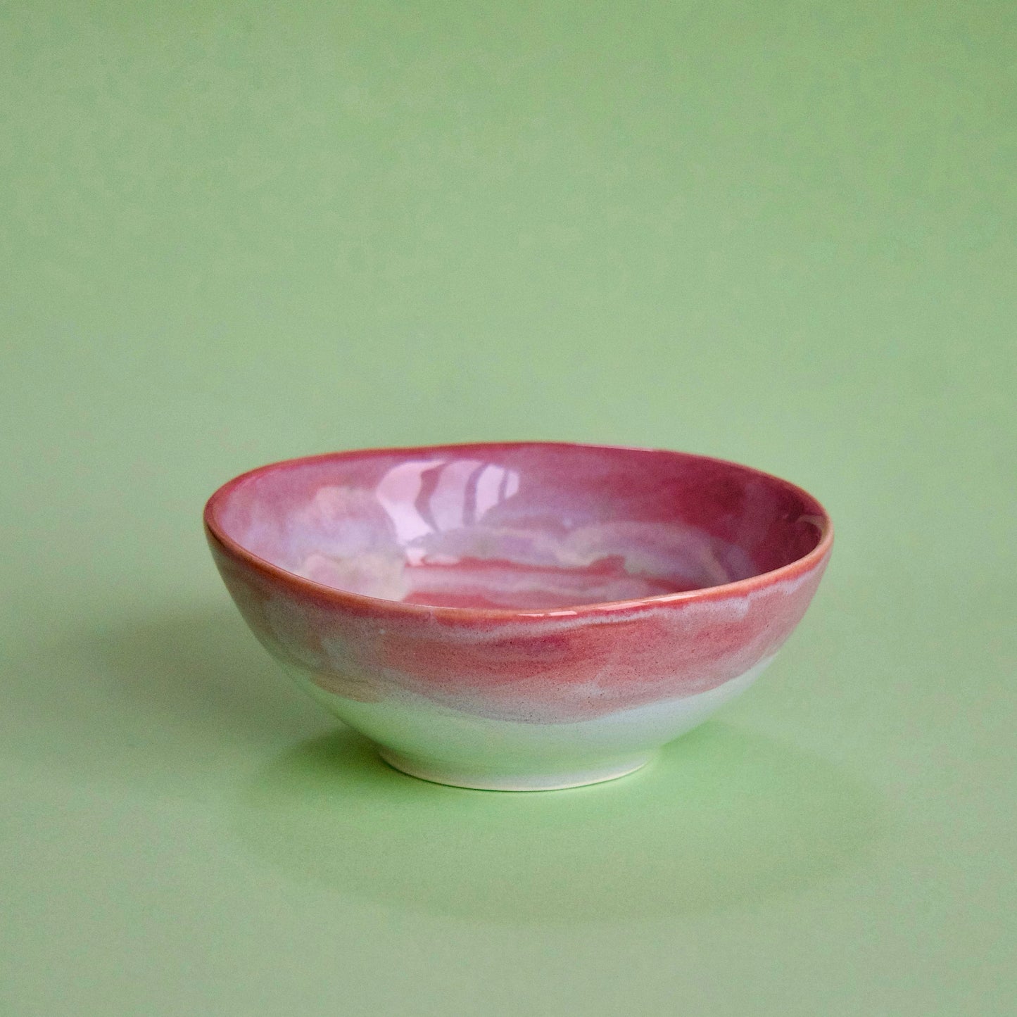 Bol din ceramică roz handmade cu glazură lucioasă pe fundal verde – Ecluze Studio - vedere laterala.