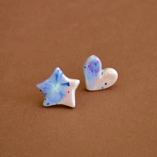 Cercei asimetrici din ceramică – Stea și inimă pastel | Ecluze Studio