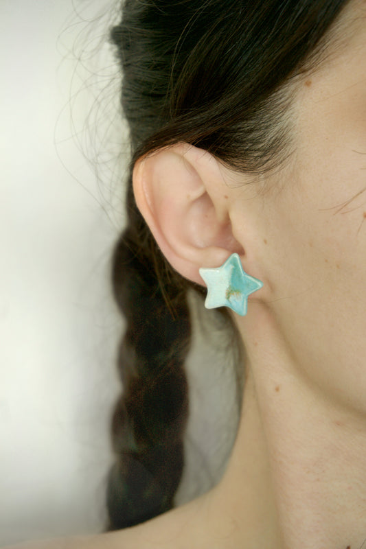 Cercei asimetrici – Alb & bleu pastel | Ecluze Studio