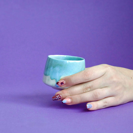 Cană espresso handmade din semi-porțelan, bleu pastel & crem, prezentată în mână, arsă la 1200°C, volum 100 ml, ideală pentru espresso.