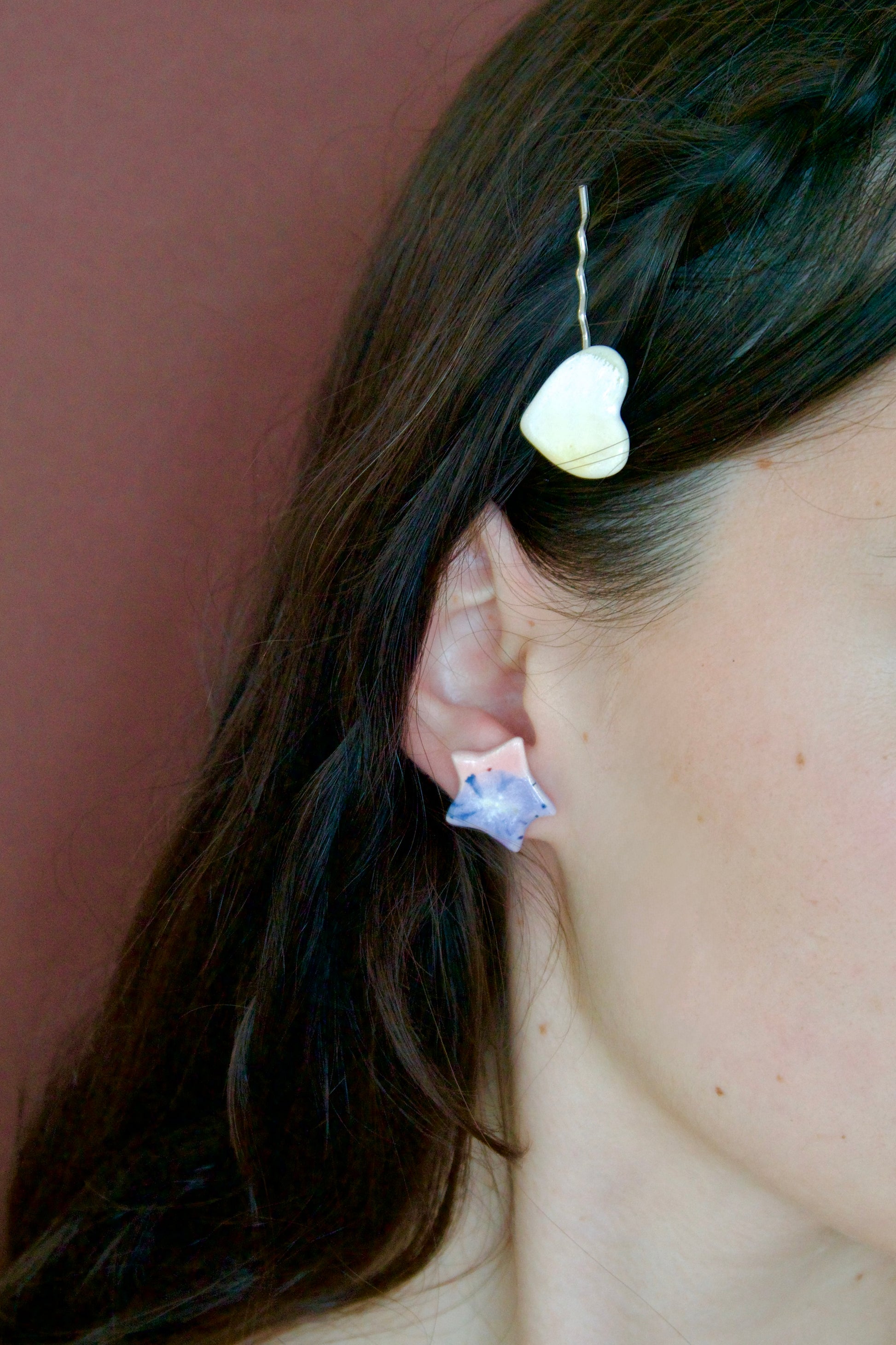 Cercei handmade din porțelan stea si inimioara, cu tije hipoalergenice la ureche. 