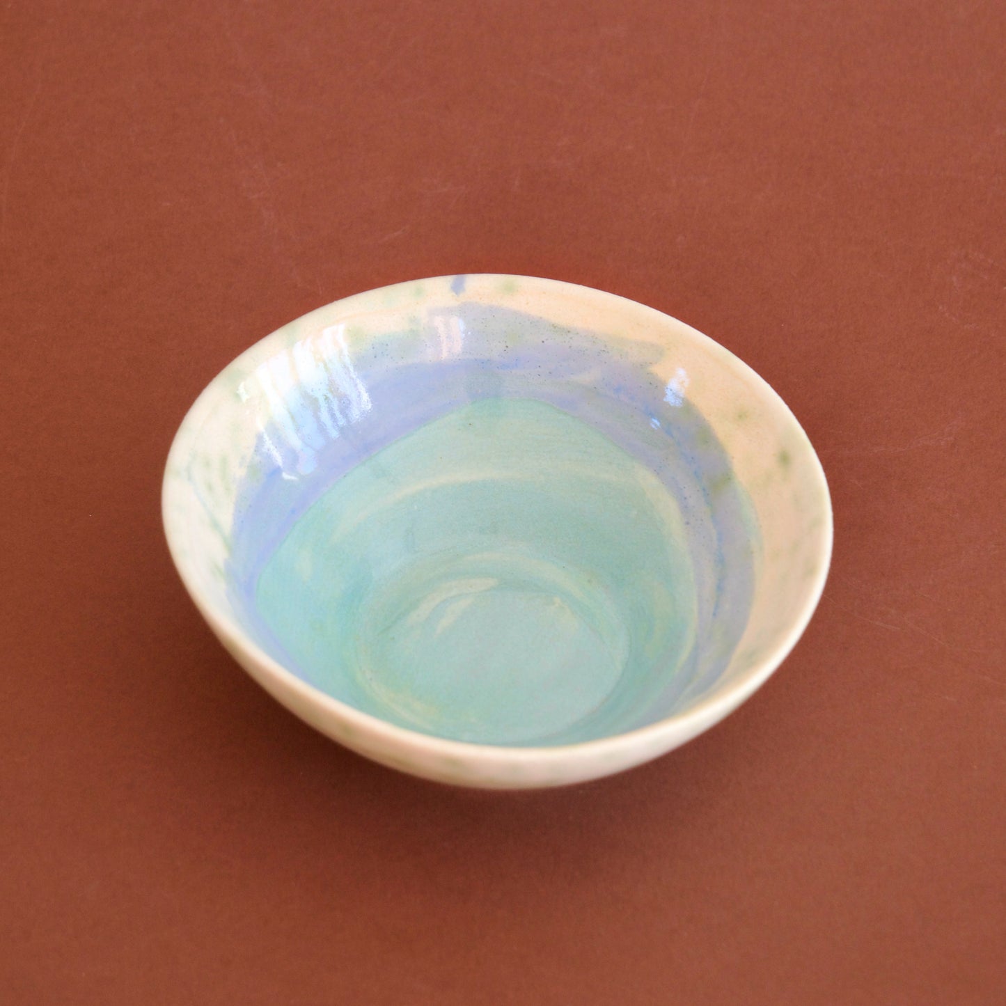 Bol handmade din semi-porțelan multicolor, cu glazuri picturale.