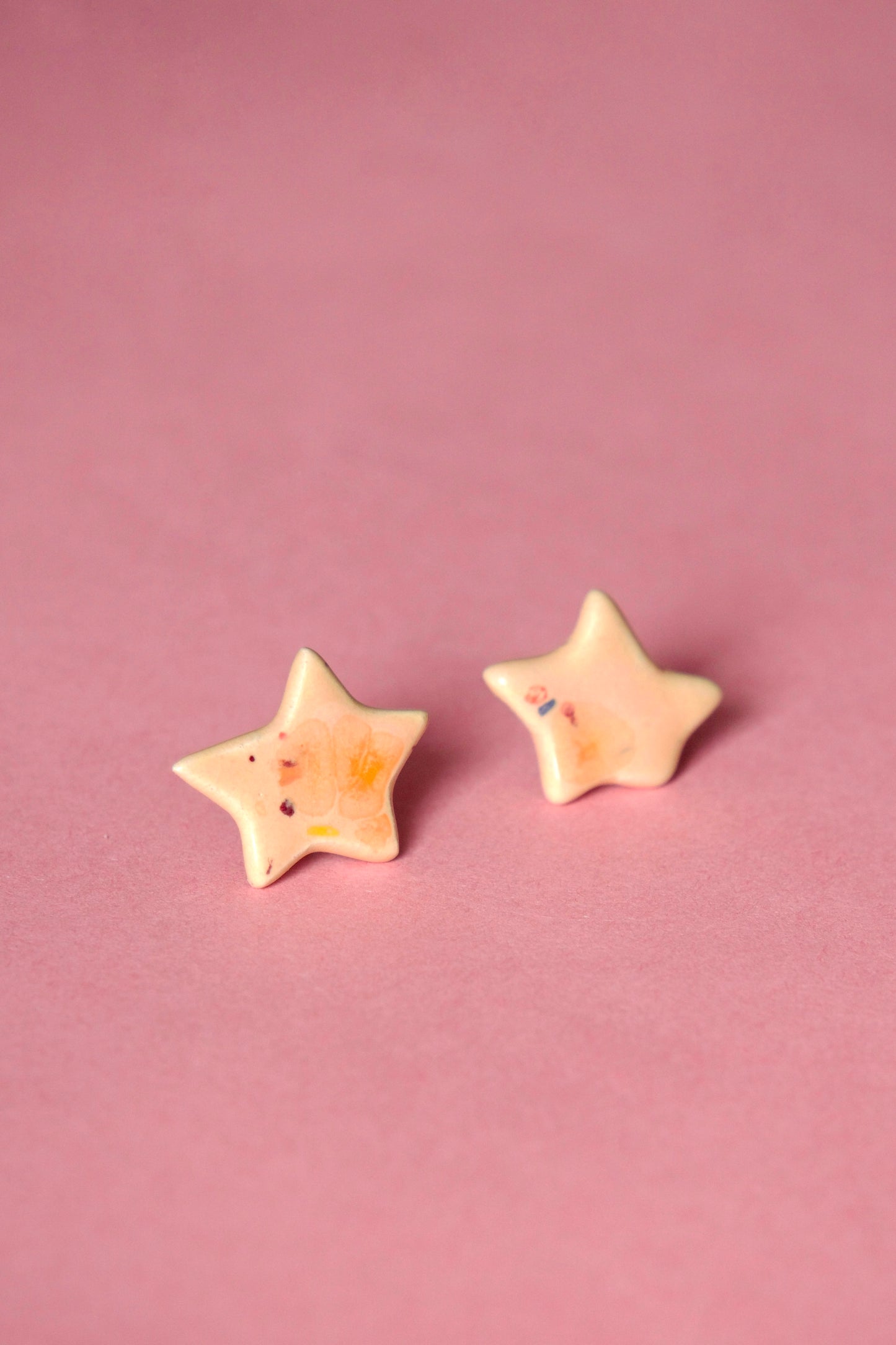 Cercei handmade din ceramică în formă de steluță Coral & Rosé, cu glazuri lucioase și tije hipoalergenice.