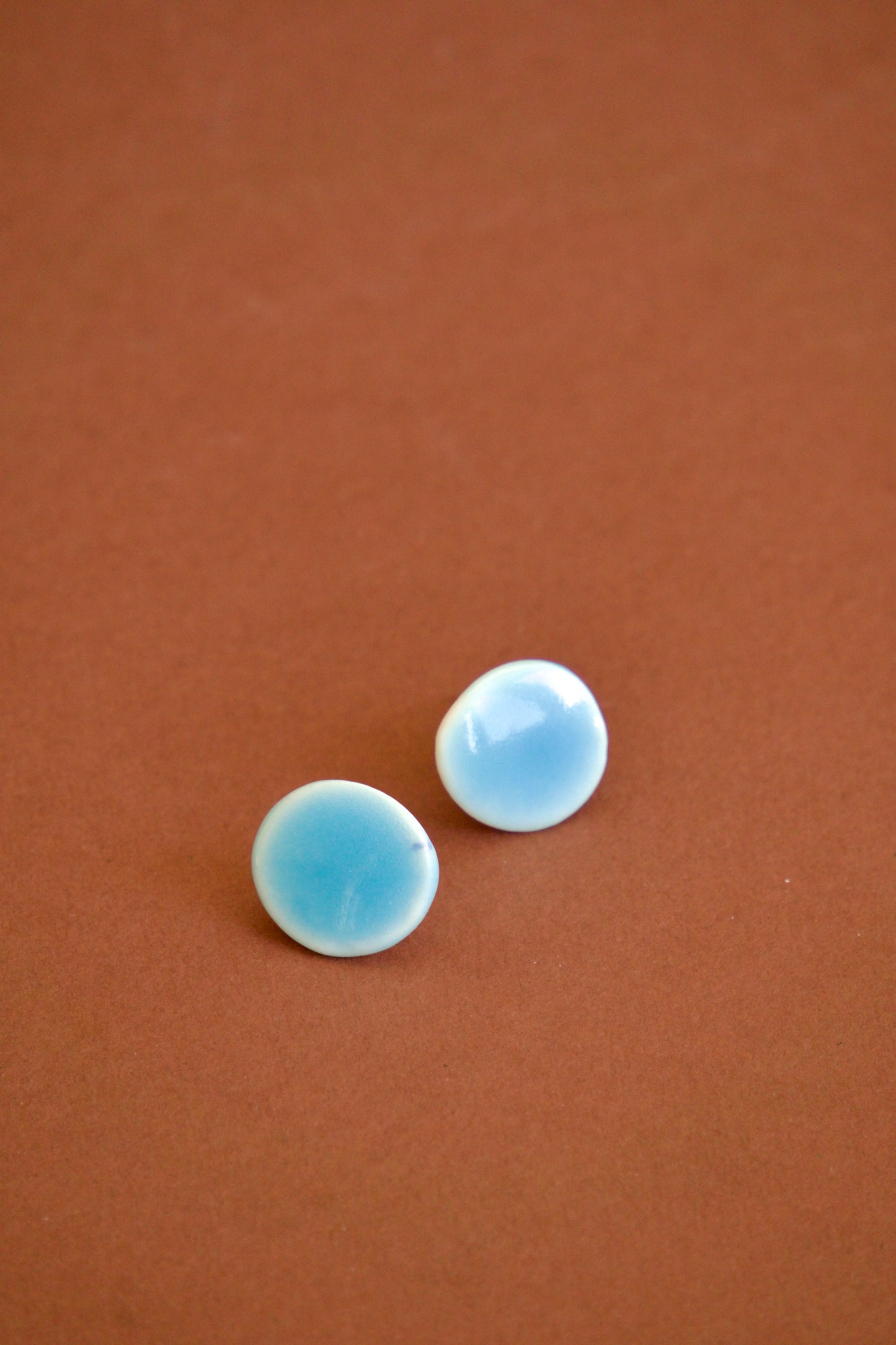 Cercei handmade din porțelan – Rotunzi Bleu Ciel lucios | Ecluze Studio