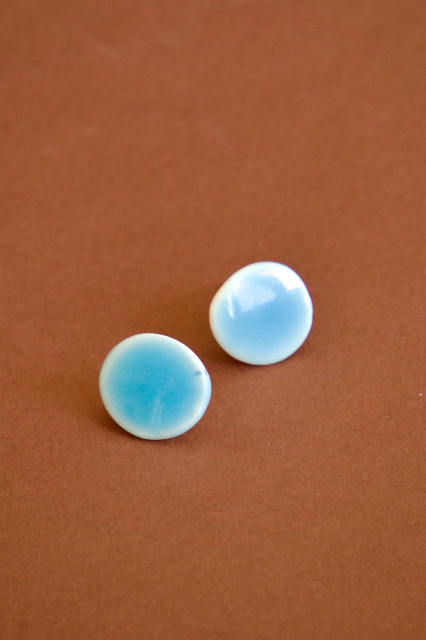 Cercei handmade din porțelan – Rotunzi Bleu Ciel lucios | Ecluze Studio