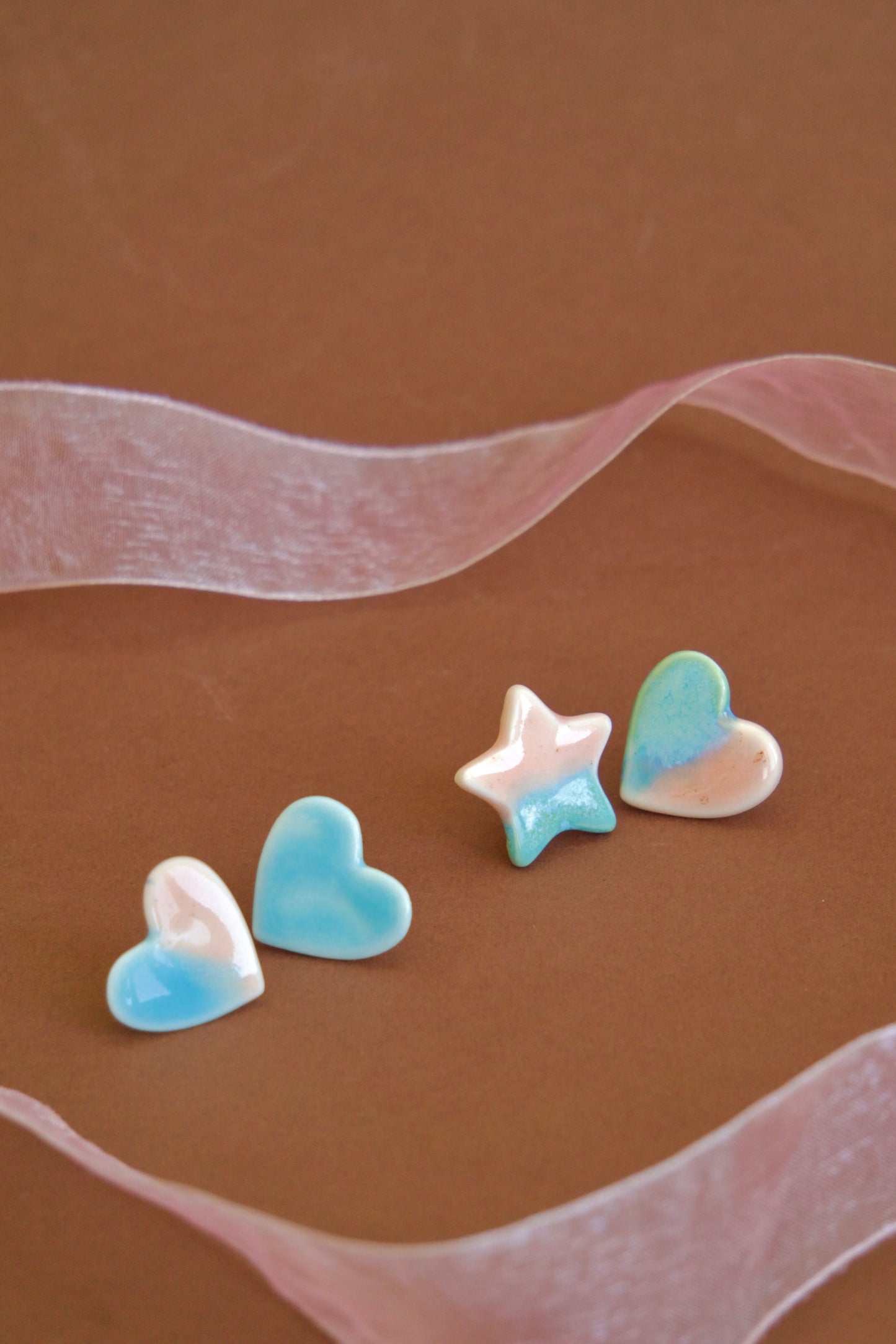 Cercei asimetrici din porțelan – Bleu Ciel & Coral | Ecluze Studio