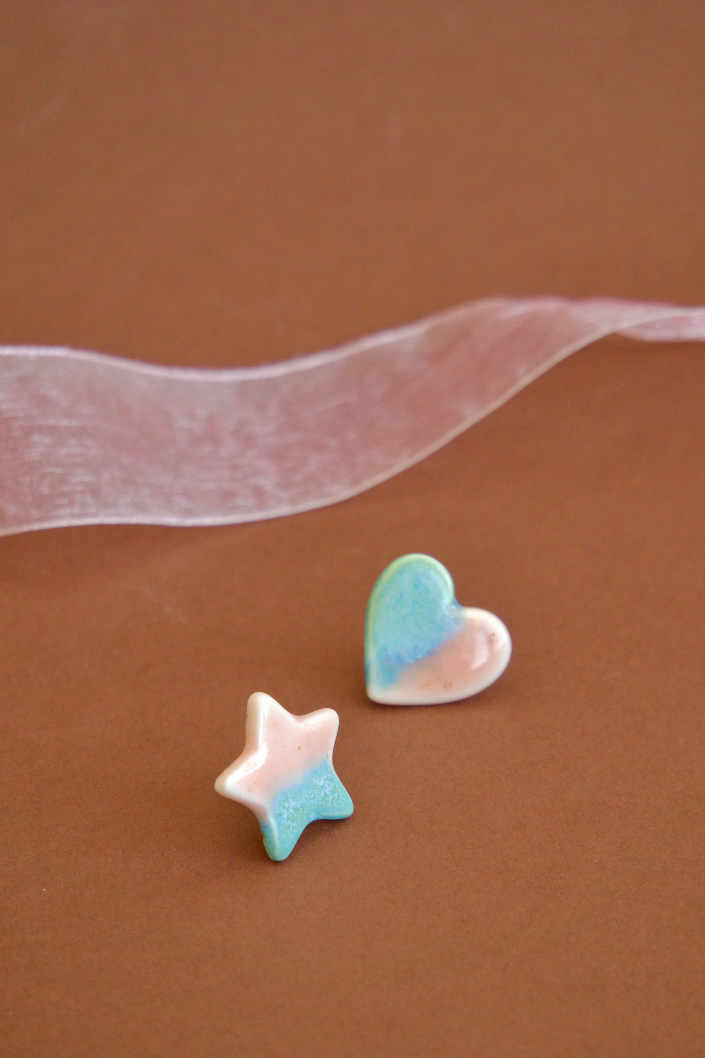 Cercei asimetrici din porțelan – Bleu Ciel & Coral | Ecluze Studio