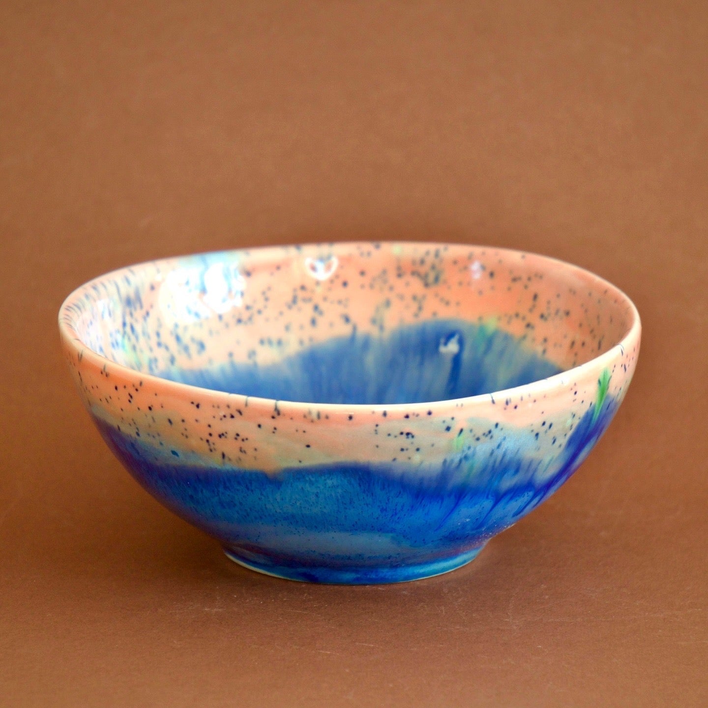 Bol din portelan roz si albastru, cu glazură lucioasă și design unic. Perfect pentru servire sau decor.