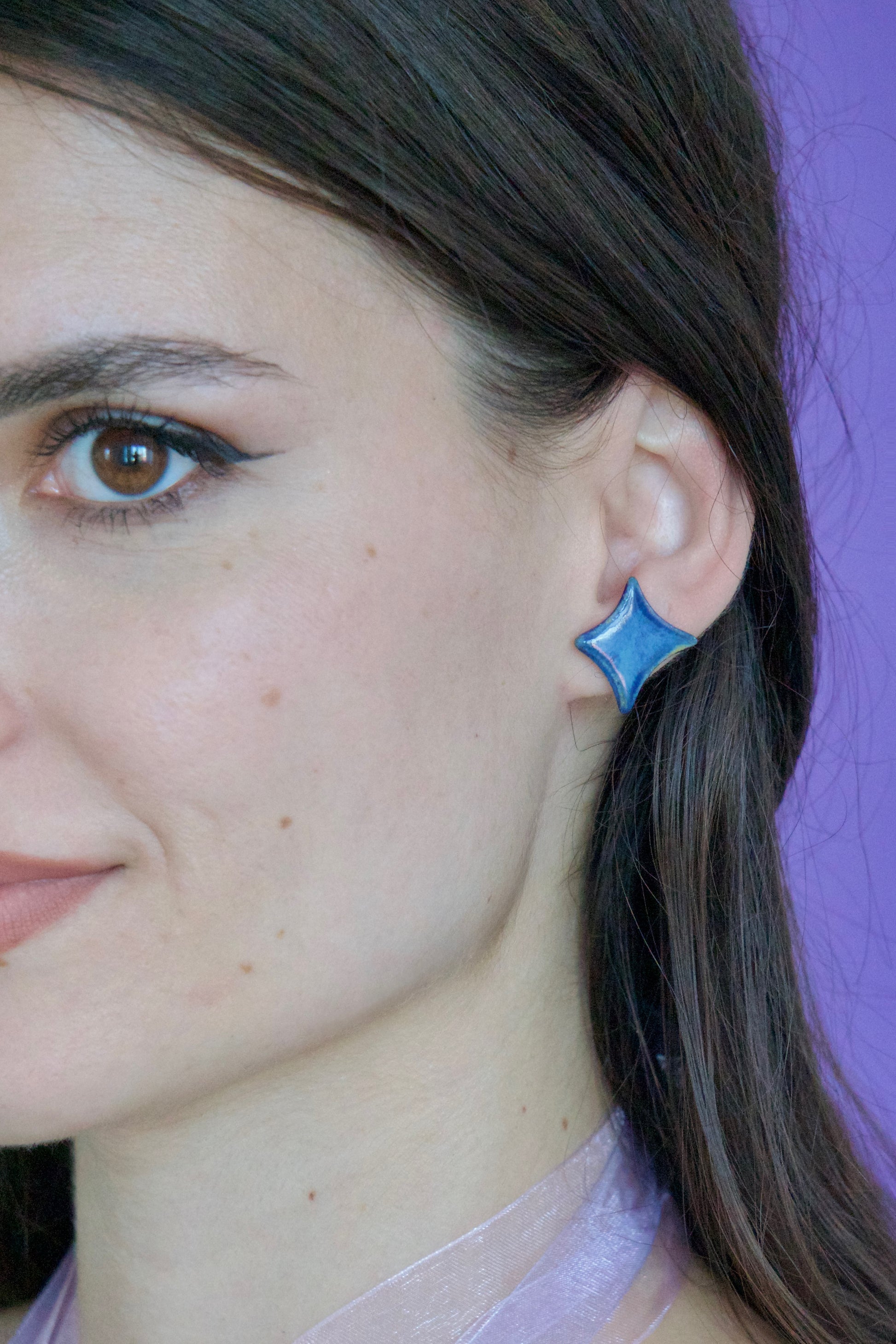 Cercei handmade din ceramică asimetrici – inimă crem și romb albastru lucios, cu tije hipoalergenice.