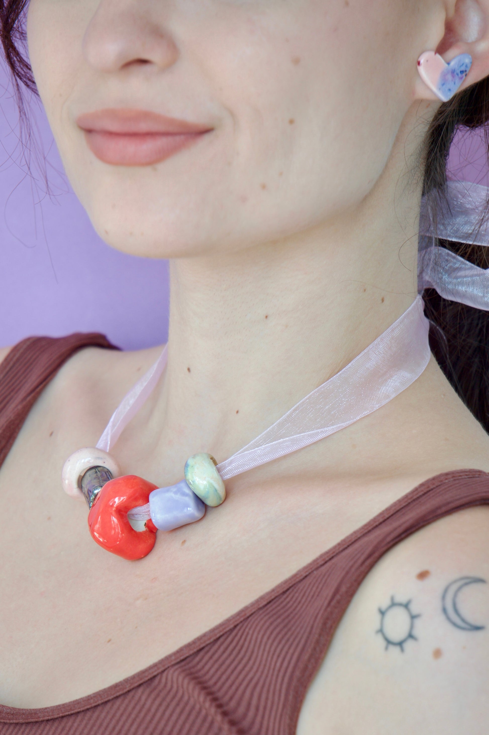 Colier cu margele din ceramica confectionate manual pe snur din organza purtat la gat, perfect pentru cadouri personalizate.