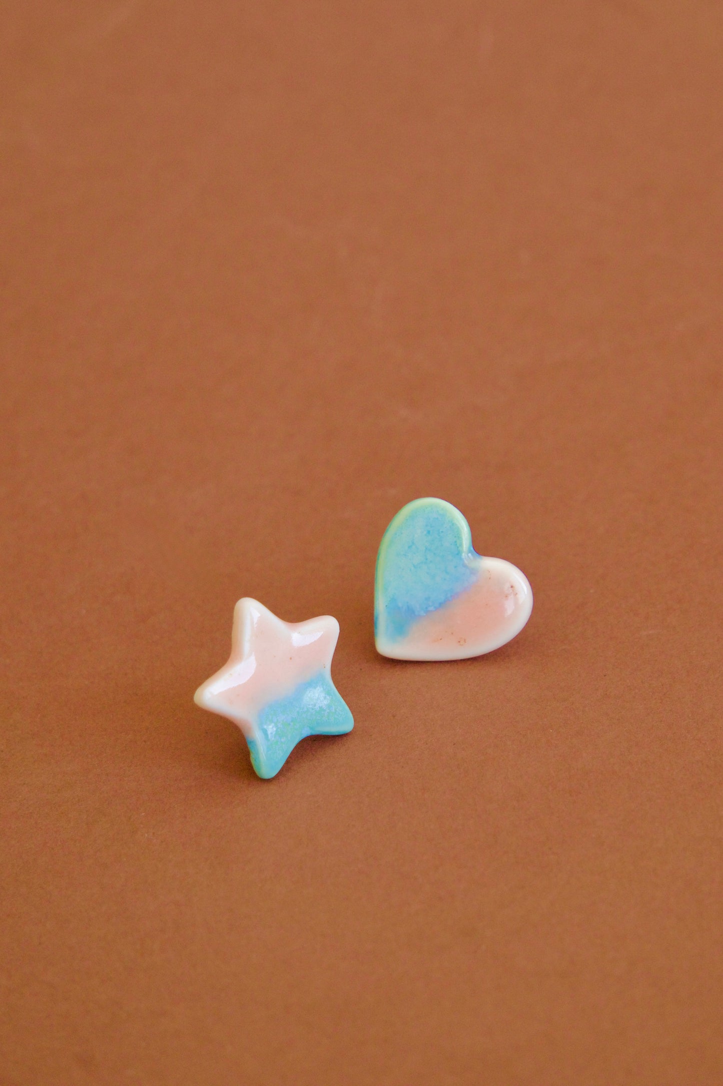 Cercei asimetrici din porțelan – Bleu Ciel & Coral | Ecluze Studio