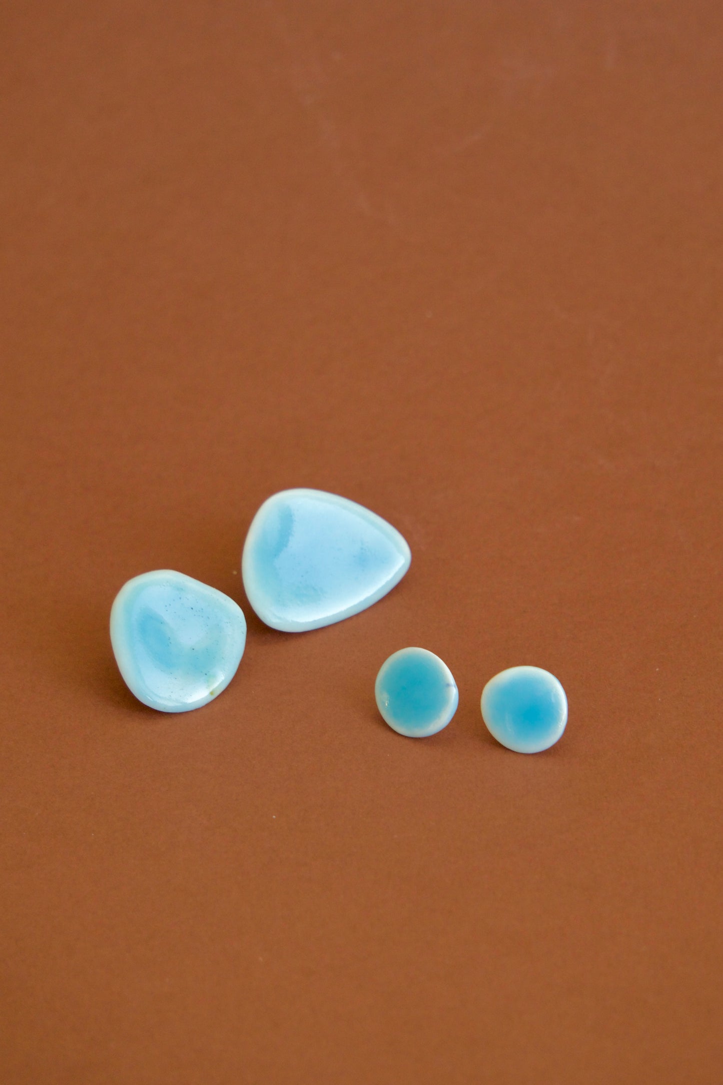 Cercei handmade din porțelan – Rotunzi Bleu Ciel lucios | Ecluze Studio