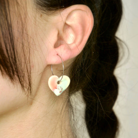 Cercei inimă – Alb perlat cu accente coral | Ecluze Studio