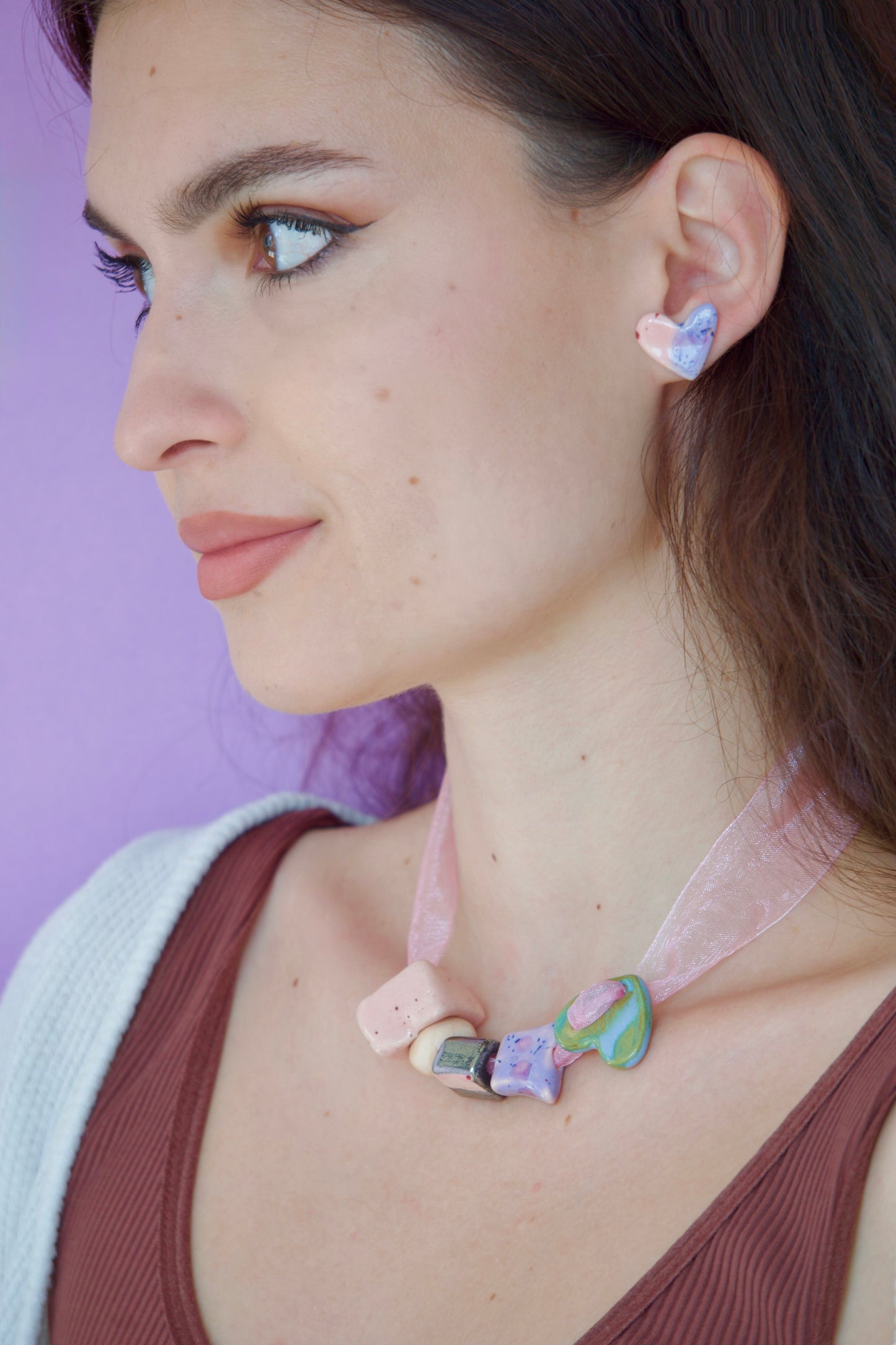 Cercei handmade din ceramica asimetrici – stea pastel și inimă roz-albastru lucios, cu tije hipoalergenice.