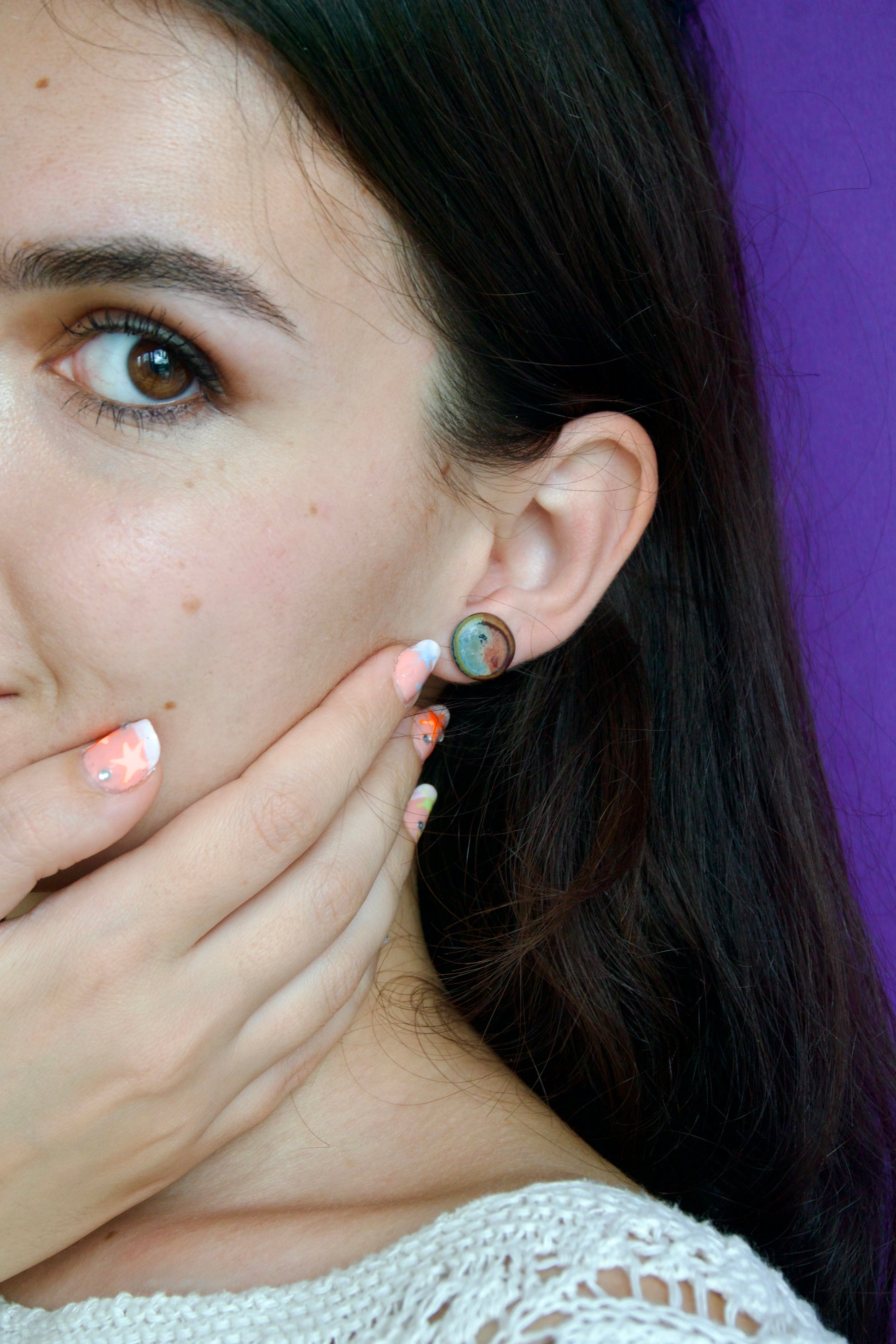 Cercei handmade din porțelan rotunzi cu glazuri picturale în nuanțe oranj și verde, finisaj lucios, tije hipoalergenice.