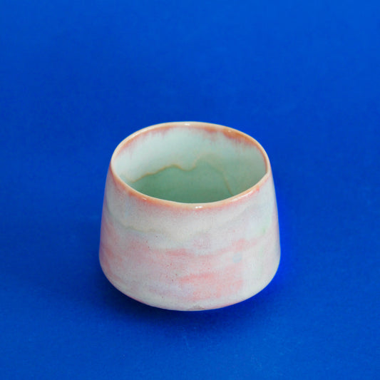 Cană espresso handmade din semiportelan, verde pastel & roz, arsă la 1200°C, volum 100 ml.