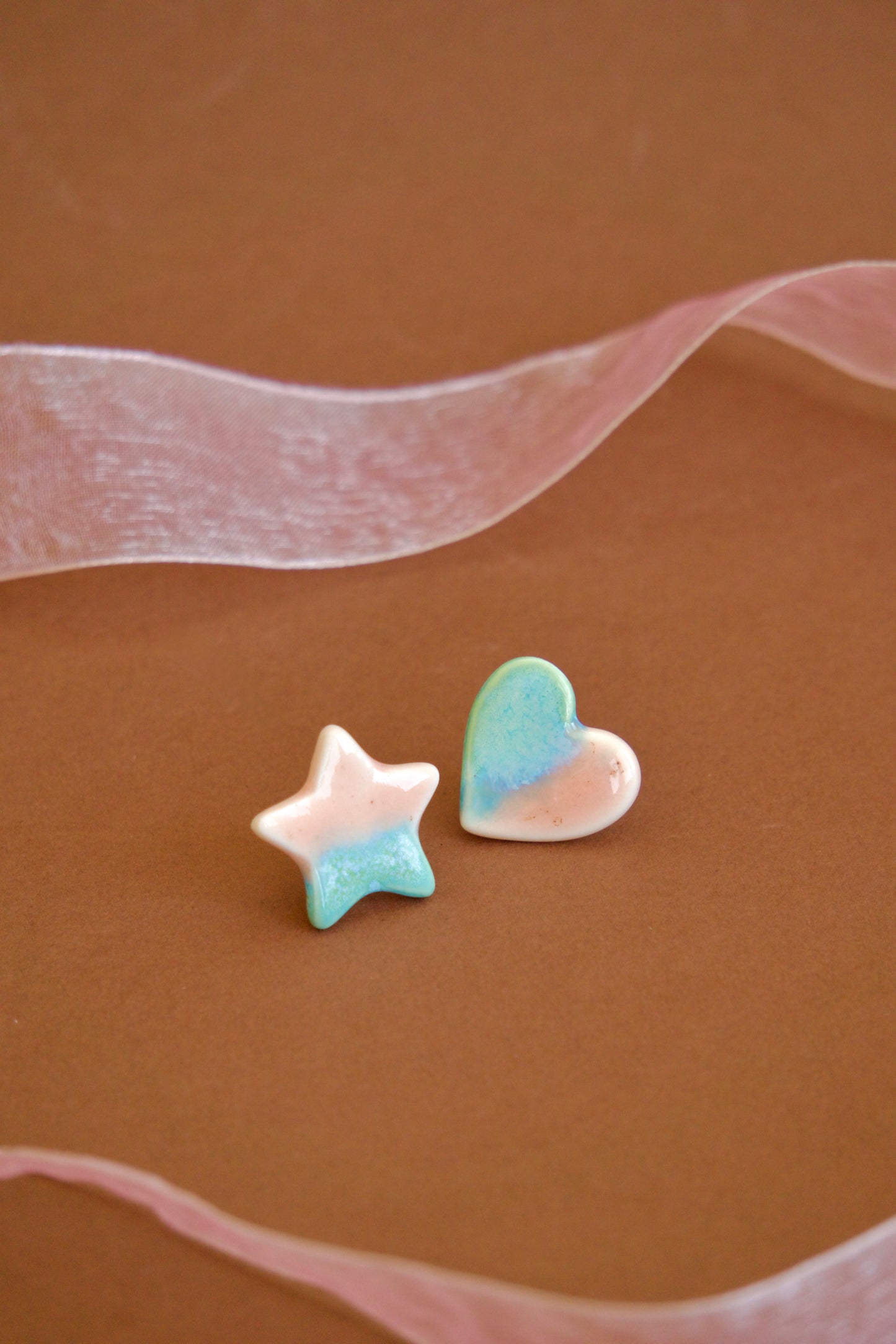 Cercei asimetrici din porțelan – Bleu Ciel & Coral | Ecluze Studio