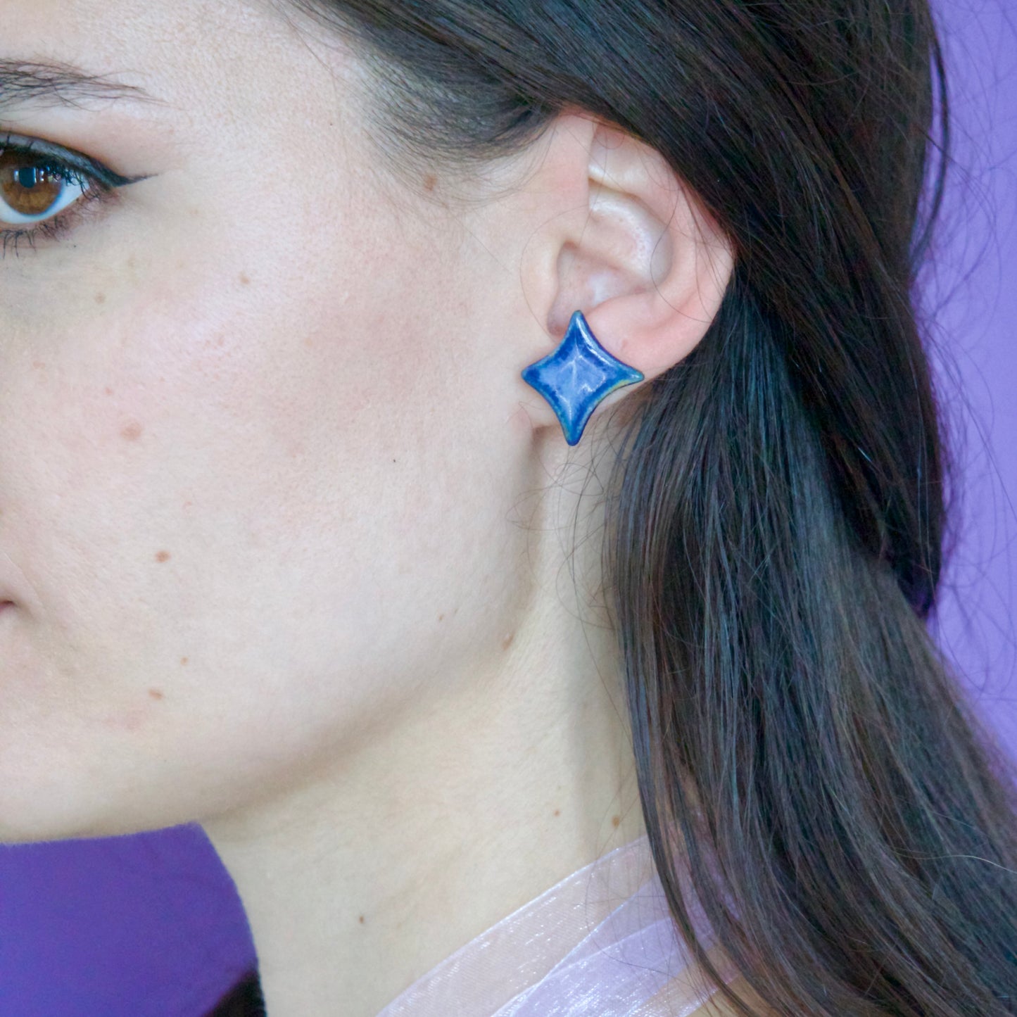 Cercei handmade asimetrici – inimă crem și romb albastru lucios, cu tije hipoalergenice purtati in ureche.