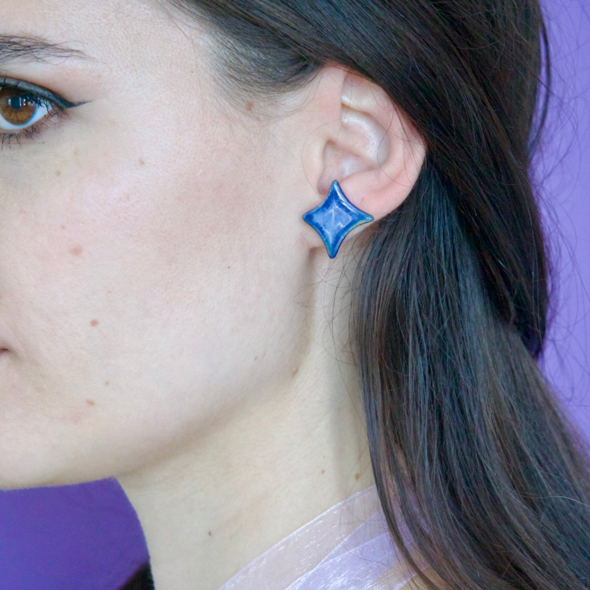 Cercei handmade asimetrici – inimă crem și romb albastru lucios, cu tije hipoalergenice purtati in ureche.